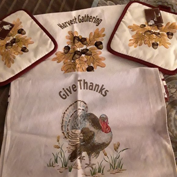 Lot of Two New Thanksgiving Table Runners with Matching Potholders - Picture 1 of 6